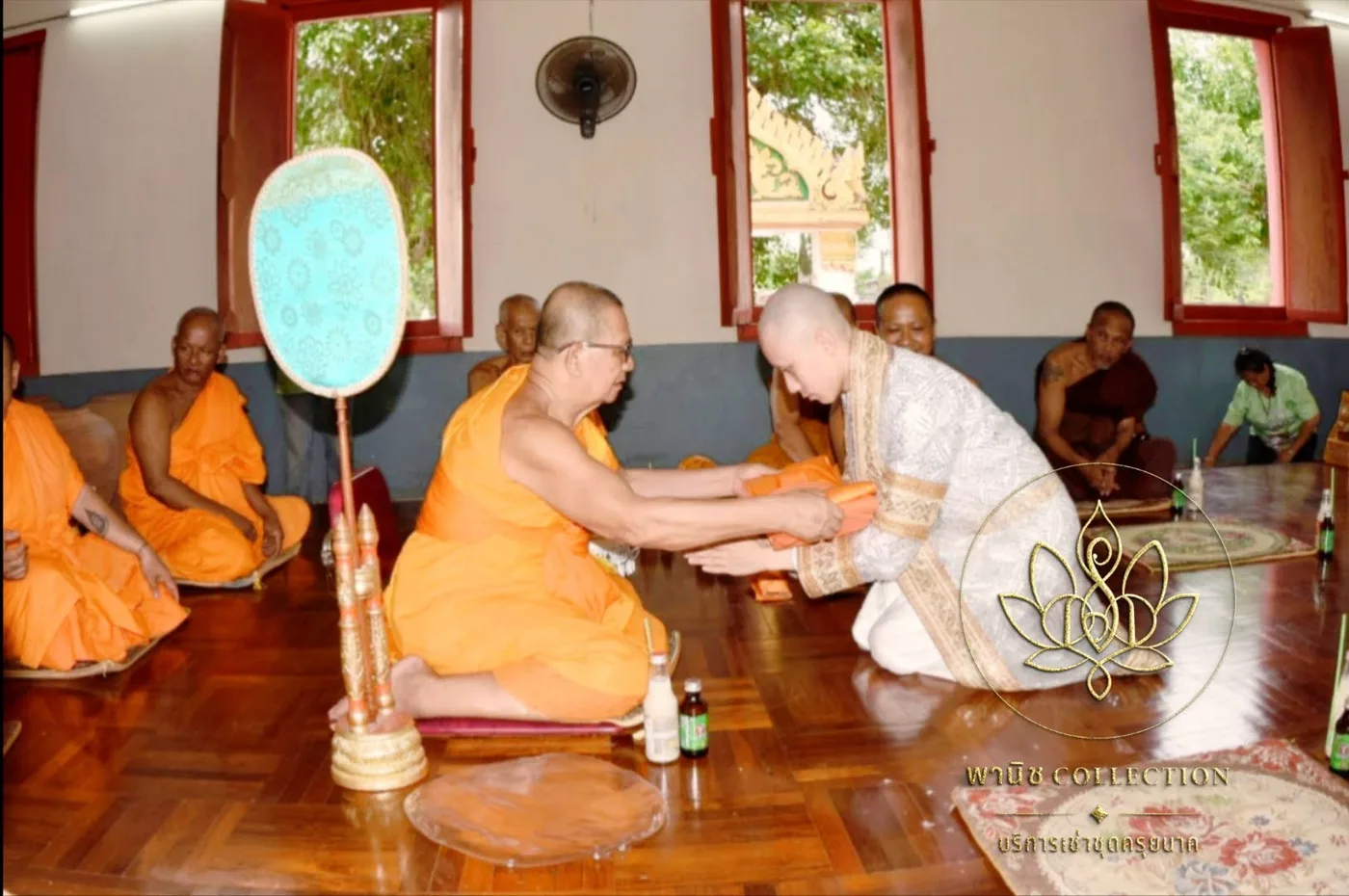 นาครับผ้าไตรจากพระสงฆ์